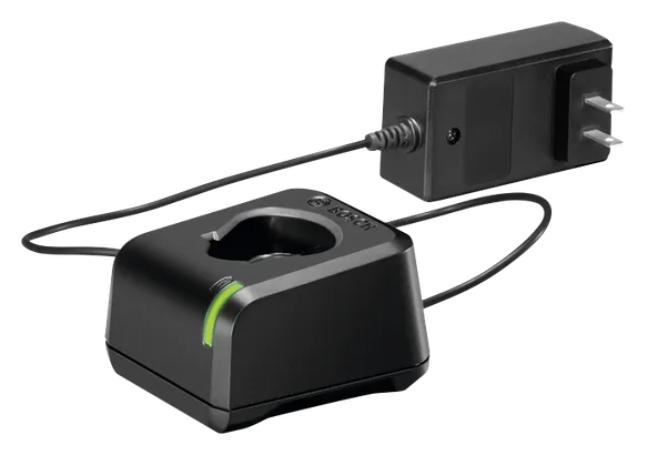 Cargador Bosch con indicador de luz verde conectado a un adaptador de corriente mediante un cable negro. El cargador y el adaptador son de color negro.