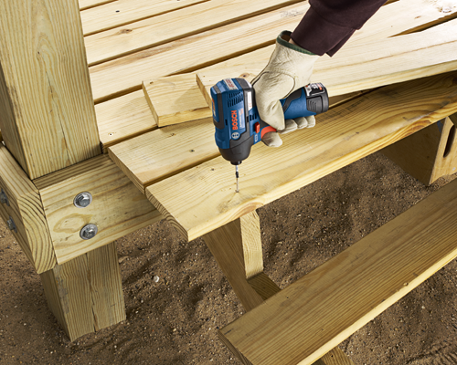 Atornillador de impacto Bosch atornillando en tabla de madera.