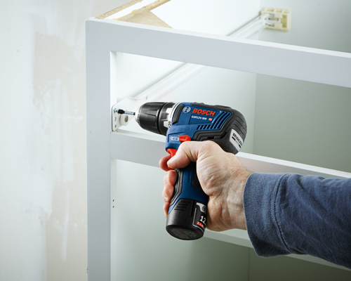 Bosch GSR12V-300 HD taladro atornillador a batería siendo utilizado para instalar un tornillo.