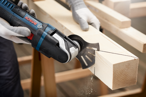 Bosch GOP55-36 herramienta multifunción oscilante cortando madera.