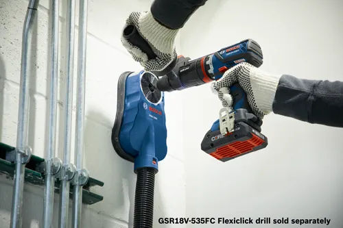 Bosch GSR18V-535FC Flexiclick taladro conectado a un aspirador de polvo Bosch HDC200, con sistema de tuberías en el fondo.