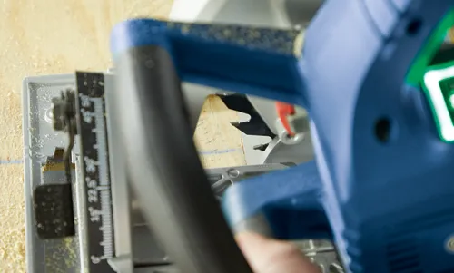 Sierra circular Bosch cortando madera.