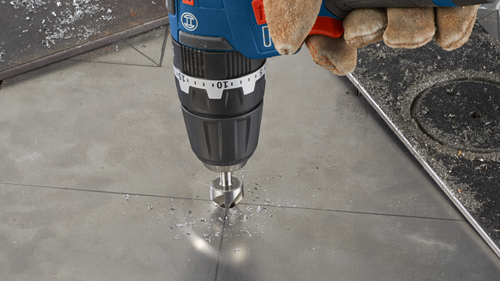 Taladro Bosch siendo utilizado para crear un agujero en una chapa metálica.