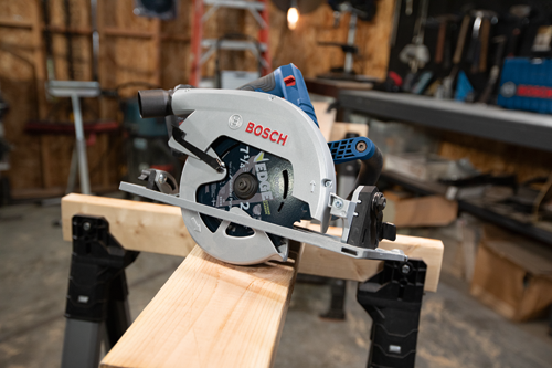 Sierra circular Bosch de 7 1/4" con 'BOSCH' visible en el lateral.