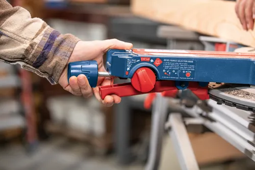 Selector de ángulo de bisel con instrucciones para ajuste izquierda/derecha, con texto "Ángulo máx. de bisel a 47° izquierda o derecha", y "0-45° izquierda", "0-45° derecha".