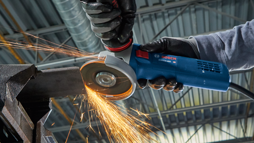Amoladora angular Bosch GWS10-450 HD cortando metal, generando chispas.