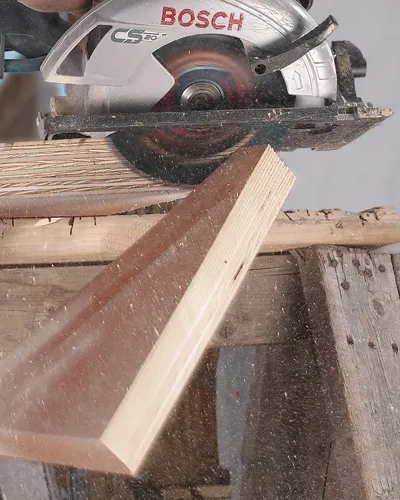 Sierra circular Bosch CS 20 cortando una pieza de madera.