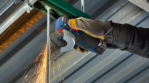 Bosch GWS12V-30 amoladora angular a batería, emisión de chispas de la cuchilla de corte al amolar la varilla roscada, batería de 12V 2.0Ah Li-ion.