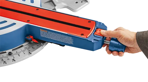 Sierra ingletadora Bosch con detalles en rojo y azul; una mano sostiene el tornillo; un dial muestra 0, 5, 10, 15 y 20.