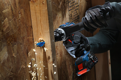 Taladro Bosch CORE 9 en uso para perforar madera, con virutas de madera visibles.