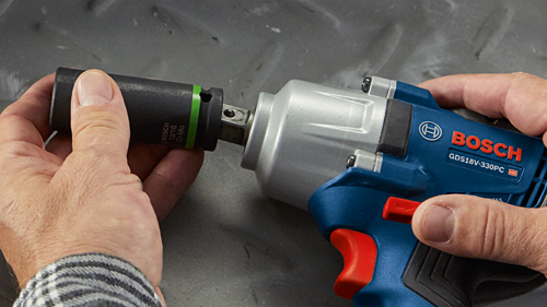 Una persona inserta un vaso en una llave de impacto Bosch GDS18V-330PC.