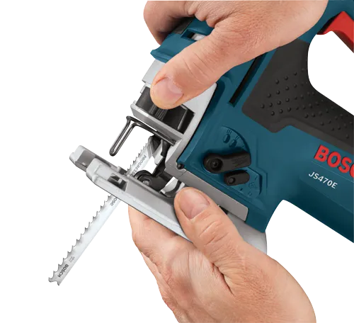 Sierra caladora Bosch JS470E con una hoja siendo insertada por una persona.