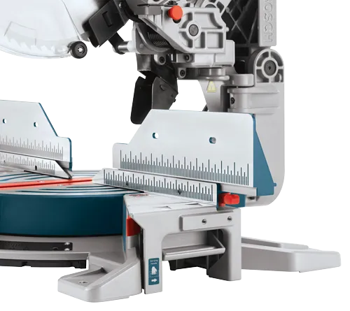 Sierra ingletadora Bosch con etiqueta de asa de transporte y escalas de medición.