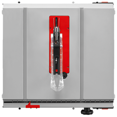 Sierra de mesa con detalles en gris y rojo; incluye un protector de hoja de plástico transparente y una regla con incrementos negros.