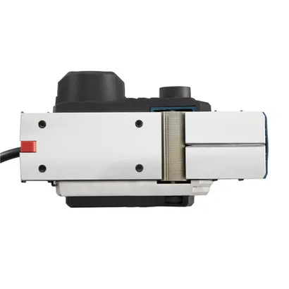 Cepillo eléctrico Bosch, plateado con detalles en negro y rojo.