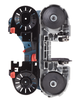 Herramienta eléctrica Bosch, negra y azul con detalles rojos, cortada por la mitad, aislada sobre un fondo blanco.