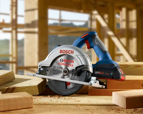 Serra circular sem fio Bosch, com "BOSCH" e "CORDLESS" visíveis, lâmina de 6 1/2", 18V, AmpShare.
