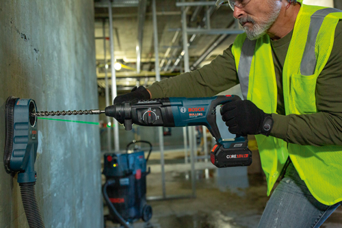 Hombre utilizando un martillo rotativo Bosch BULLDOG GBH18V-26D con batería CORE18V 8.0Ah.