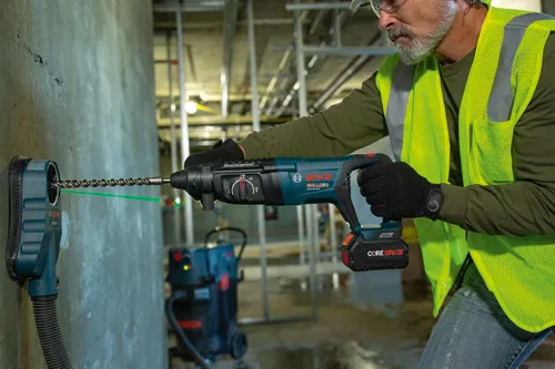 Hombre utilizando un martillo rotativo Bosch BULLDOG GBH18V-26D con batería CORE18V 8.0Ah.