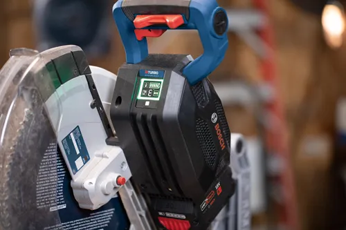 Herramienta eléctrica Bosch BITURBO BRUSHLESS con batería de 18V. La pantalla muestra el nivel de batería, la temperatura y el modo ECO.