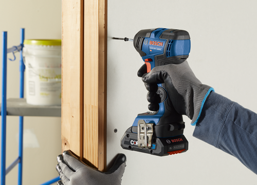 Destornillador de impacto Bosch GDR18V-1800C HD utilizado para atornillar en un montante de pared.
