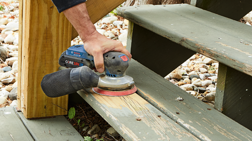 Bosch GEX18V-5, lijadora CORE18V 4 Ah lijando escaleras de madera desgastadas.