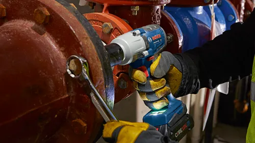 bosch cordless 18v ampshare core18v impactor tightening bolt on large red pipe