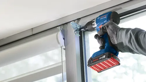 Taladro atornillador a batería Bosch GRS18V-400 HD, 18V, utilizado para la instalación de persianas.