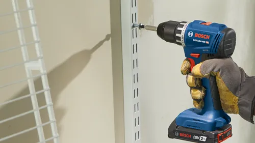 Bosch GSR18V-400 HD taladro atornillador a batería utilizado para fijar un tornillo en un soporte metálico.