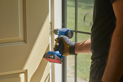 Bosch GR518V-400 HD taladro inalámbrico siendo utilizado en un marco de puerta.
