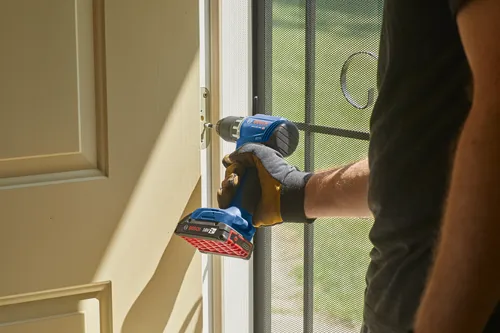 Bosch GR518V-400 HD taladro inalámbrico siendo utilizado en un marco de puerta.