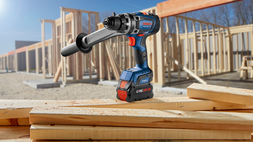 Bosch GSR18V-1330C TURBO Taladro inalámbrico con batería CORE18V de 8 Ah y control de contragolpe, montado en una obra con vigas de madera.