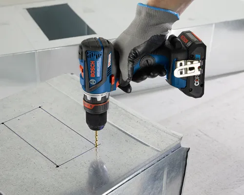 Taladro inalámbrico Bosch GSR18V-535FC utilizado para taladrar chapa metálica.