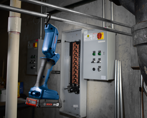 Luz de trabajo Bosch GLI18V-300, colgada de una barra metálica, con "BOSCH 18V 2Ah" en la batería.