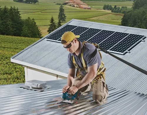 Persona en el tejado, instalando paneles solares, utiliza una sierra de calar inalámbrica Bosch.