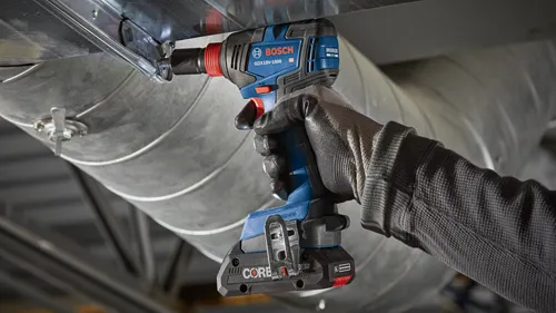 Bosch GDX18V-1800 HD atornillador de impacto, una herramienta inalámbrica azul y negra, en uso.