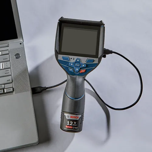 Cámara de inspección Bosch conectada a un portátil. La cámara cuenta con una batería de 12 V MAX 2.0 Ah Li-ion. La cámara tiene una pantalla y varios botones, incluido "Func".