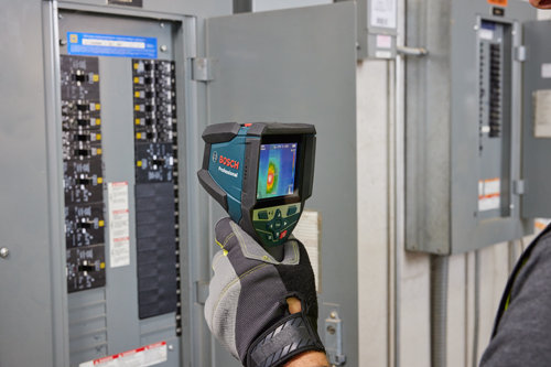 Cámara termográfica Bosch Professional, mostrando lecturas de temperatura e imagen térmica de un panel eléctrico.