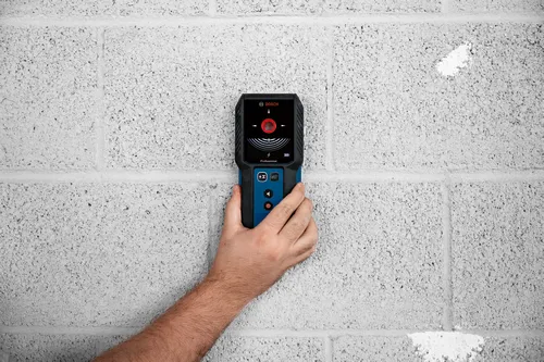 Escáner de pared Bosch Professional en manos de una persona.