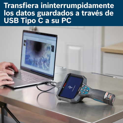 Transfiera datos guardados sin problemas a su PC mediante USB tipo C. Cámara de inspección Bosch conectada a un portátil a través de USB-C, mostrando "Transferencia de archivos..." en la pantalla. Una mano está escribiendo en el portátil.