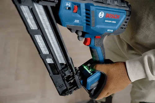 Clavadora Bosch GNH18V-15MA, con una persona que lleva un guante marrón sujetando la herramienta.