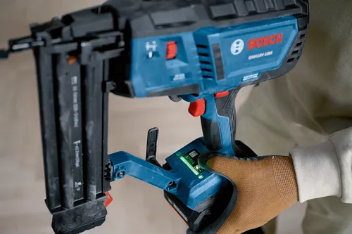 Claro, aqui está a tradução:

**Bosch GNH18V-16M clavadora inalámbrica con texto visible.**