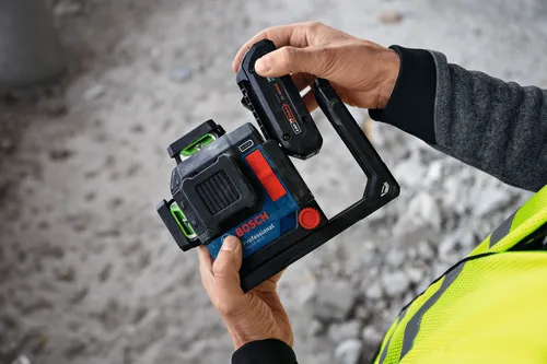 Nivel láser Bosch Professional GLL330-80CG, con botones "OFF", "ON" y logotipo "AmpShare", sostenido por una persona que lleva un chaleco de alta visibilidad.