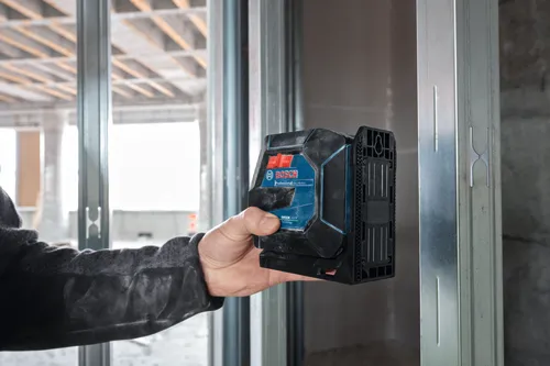Bosch Professional GLL 100-42G Nivel láser con tecnología GREEN LASER en manos de una persona.