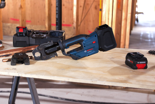 Bosch GPT18V-24, batería CORE18V.C y un cargador sobre una superficie de madera.