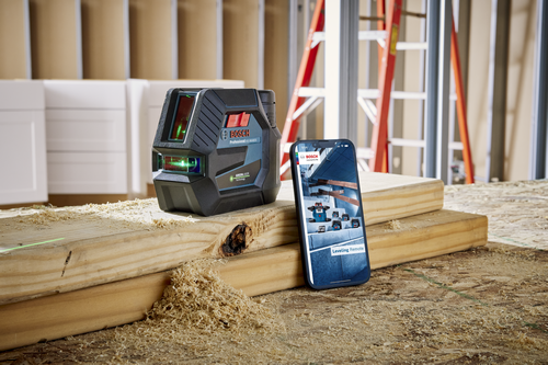 Bosch Professional GCL 165-82CG Nivelador con tecnología Greenlaser y un smartphone que muestra una aplicación Leveling Remote.