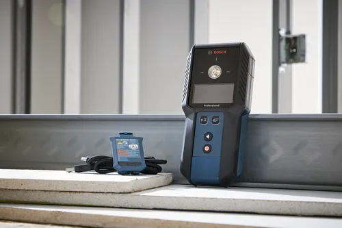 Detector Bosch Professional con unidad de carga y cable USB.
