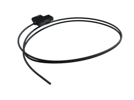 Cable negro con un componente rectangular.