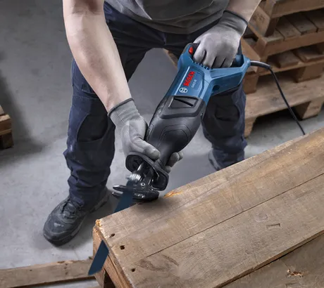 Corded reciprocating saw GSA12-30 application image.