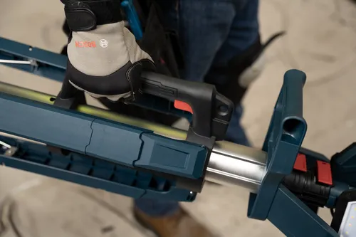 The close-up image of a worker holding the extendable set of Bosch GLT18V-5000N 18V Tower Light.